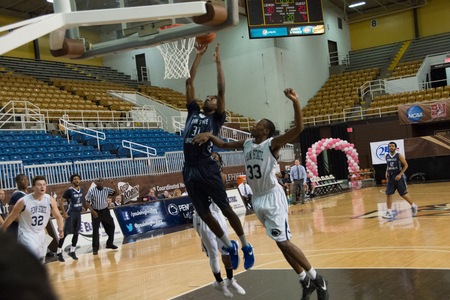 Men's Basketball Splits in PSUAC Play This Weekend